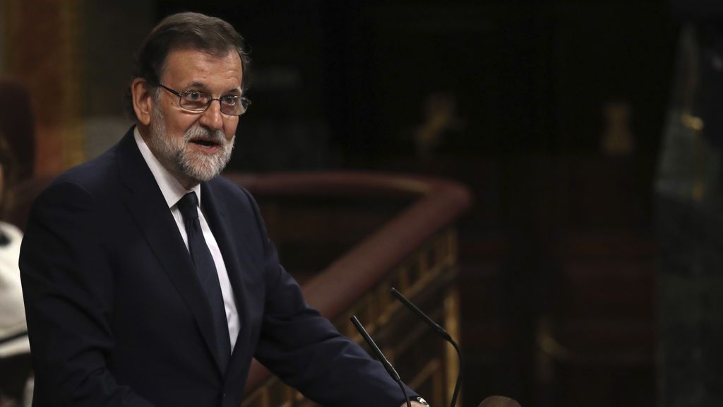 Rajoy a Montero, "la señora firmante": "es una farsa con aires de moción de censura"
