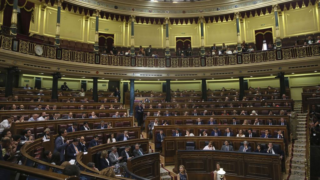 Los políticos, en sus asientos en el Congreso durante la moción a Rajoy