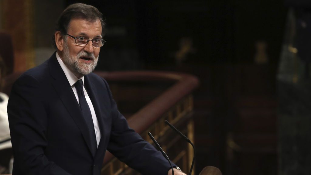 Rajoy a Montero, "la señora firmante": "es una farsa con aires de moción de censura"