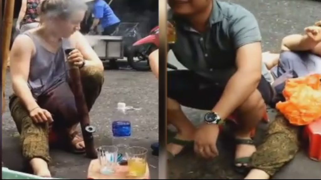Da una calada de 'tabaco salvaje' y cae desplomada en un mercado de Vietnam