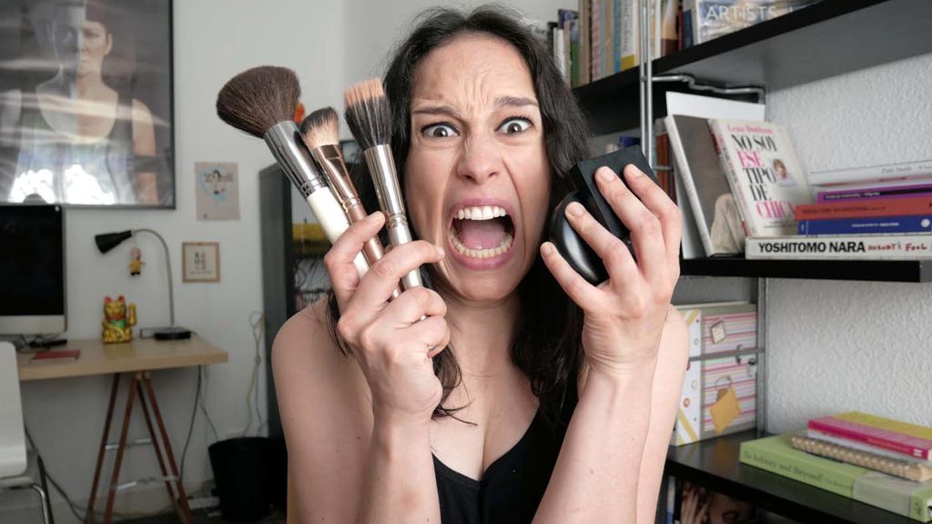 ¡Un brochazo de realidad! El antitutorial de maquillaje más irónico