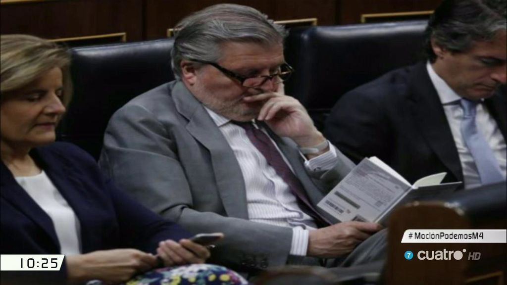 El ministro Méndez de Vigo lee un libro durante la intervención de Irene Montero en la moción de censura