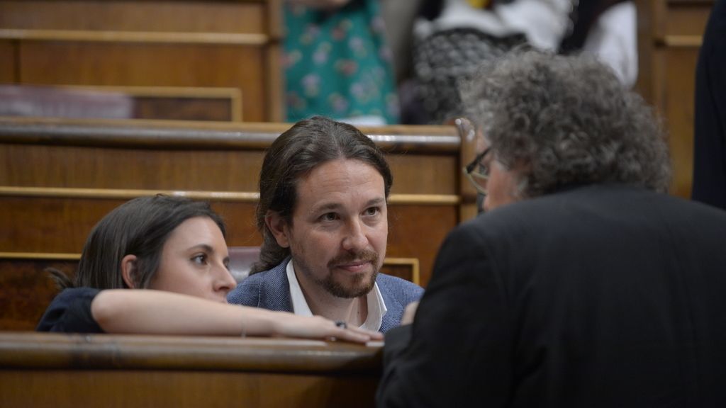 Joan Tardà charla con Pablo Iglesias e Irene Montero