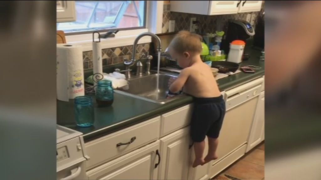 La original y divertida forma de lavar los platos de este niño