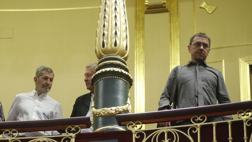 Compañeros de Irene Montero en la tribuna de invitados