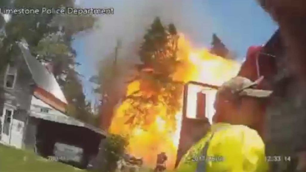 Un tanque de gas propano explota cuando los bomberos intentan sofocar un incendio