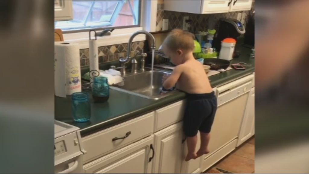 La original y divertida forma de lavar los platos de este niño