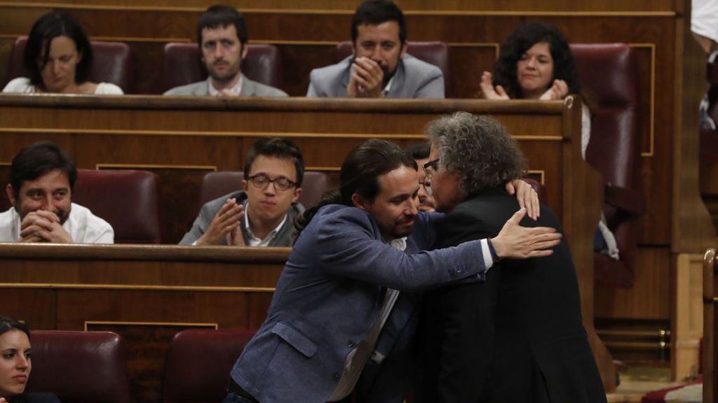 Pablo Iglesias abraza a Joan Tardá