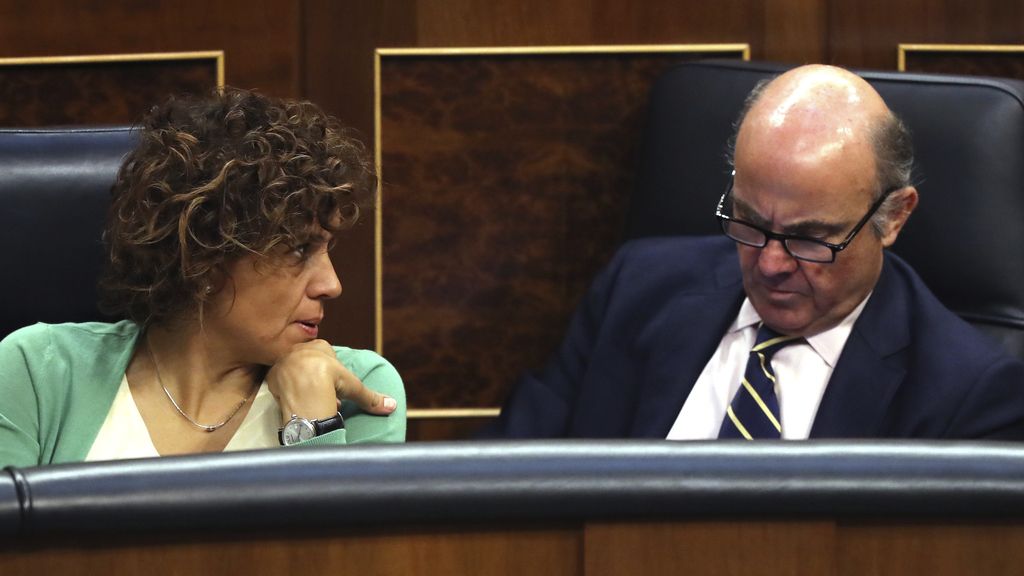 De Guindos, atento al móvil