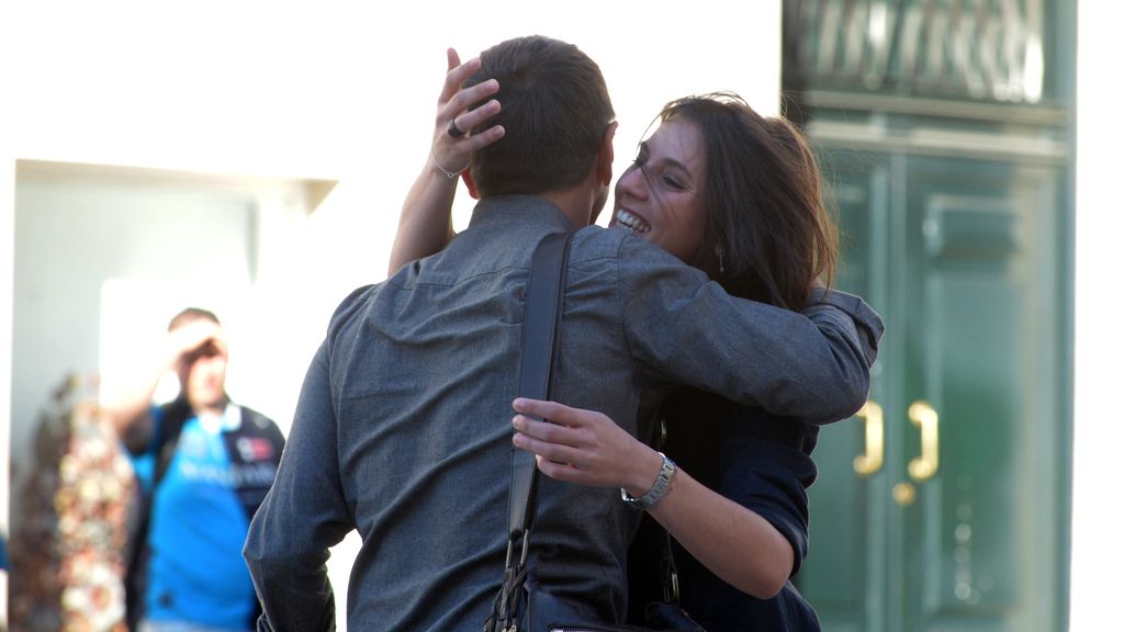 Irene Montero abraza a Juan Carlos Monedero antes del inicio de la moción