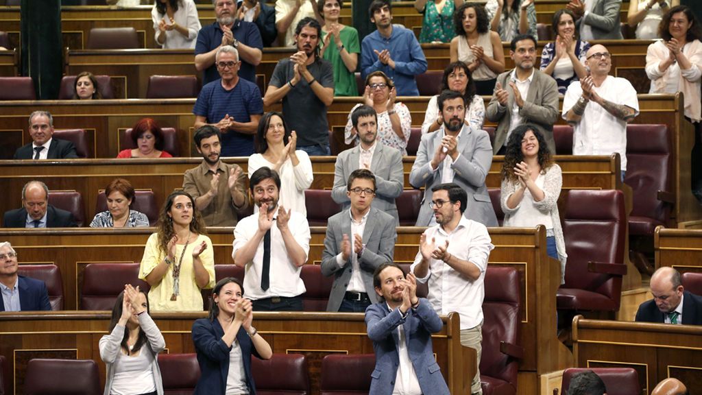 Los diputados de Podemos aplauden al cierre de la sesión