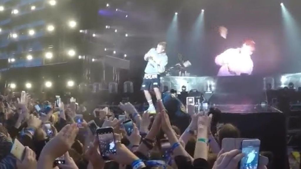Justin Bieber recibe un botellazo en pleno concierto por negarse a cantar 'Despacito'