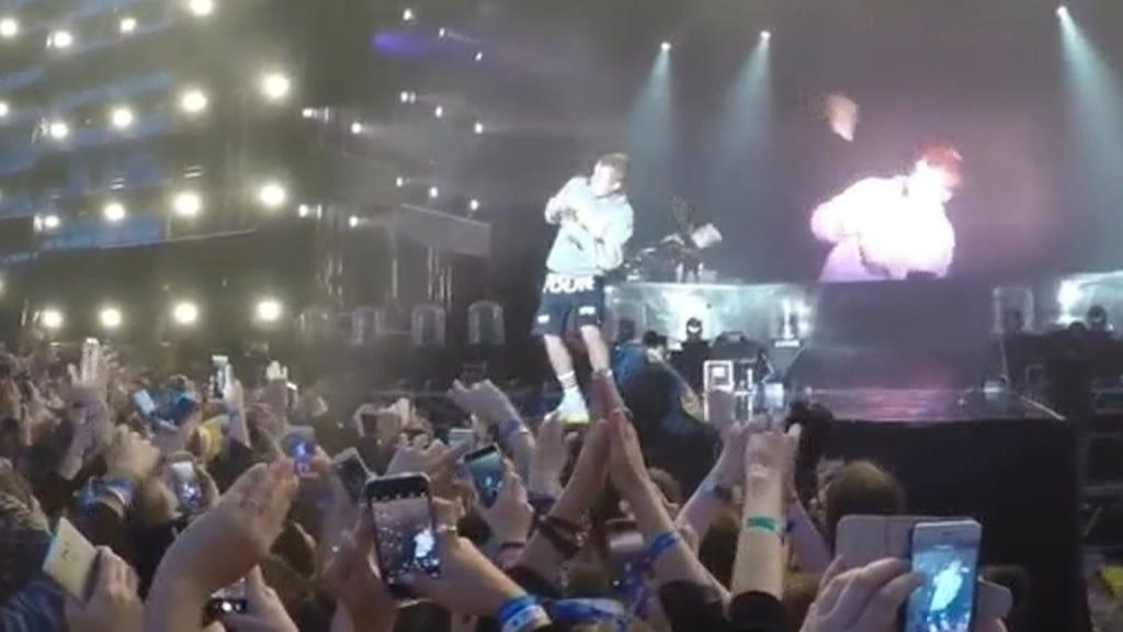 Justin Bieber recibe un botellazo en pleno concierto por negarse a cantar 'Despacito'