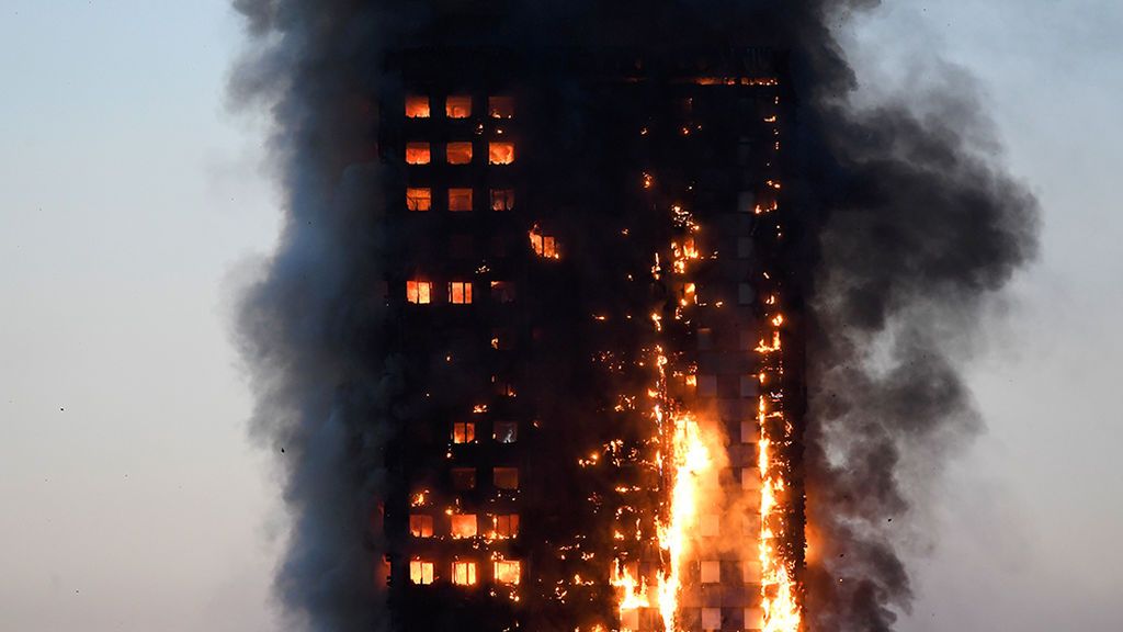 Un aterrador incendio devora un edificio de 24 plantas en Londres