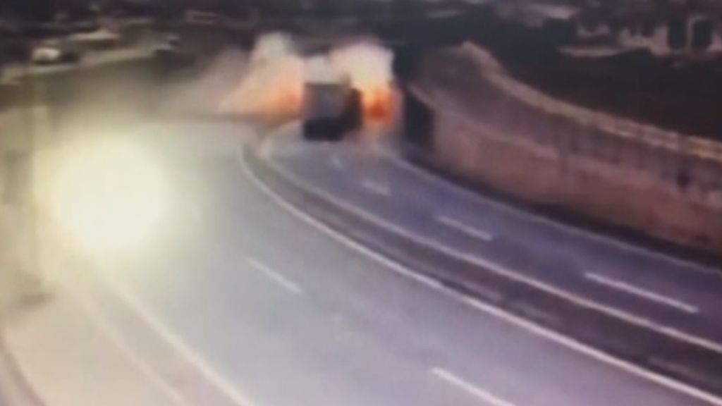 Un camión vuelca y se incendia en una carretera de Chile
