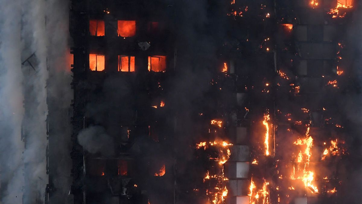 Tira a su bebé desde un 10º piso para salvarle del incendio en la torre de Londres