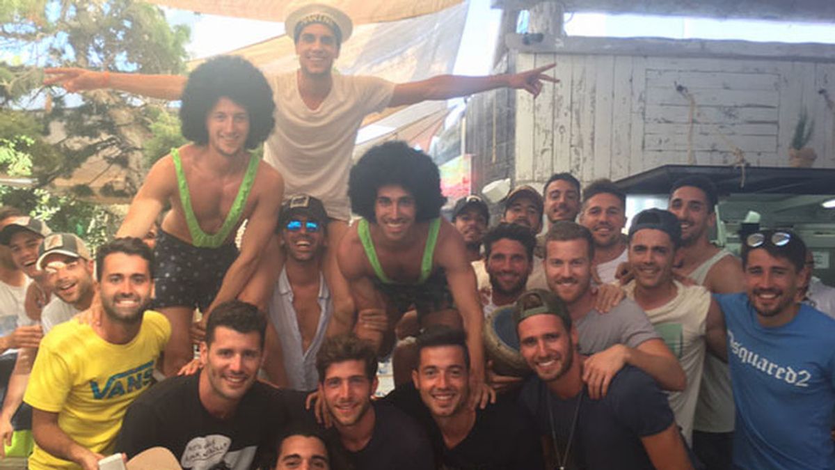 ¡Locura en Ibiza! La Masía se va de fiesta para celebrar la despedida de soltero de Bartra, Muniesa y Balliu