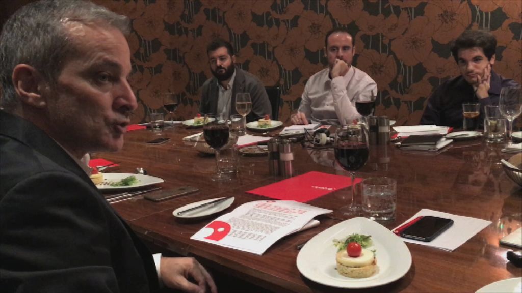 Así fue la cena de Cuatro y periodistas en Londres, con 'tercer grado', risas y brindis