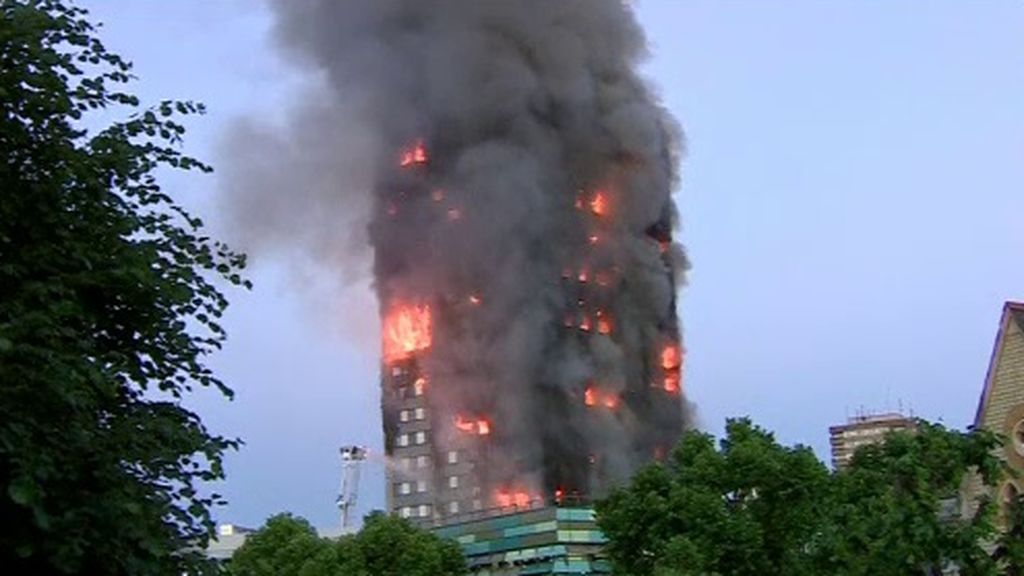 El terrible incendio de un edificio en Londres deja 12 muertos y alrededor de 70 heridos