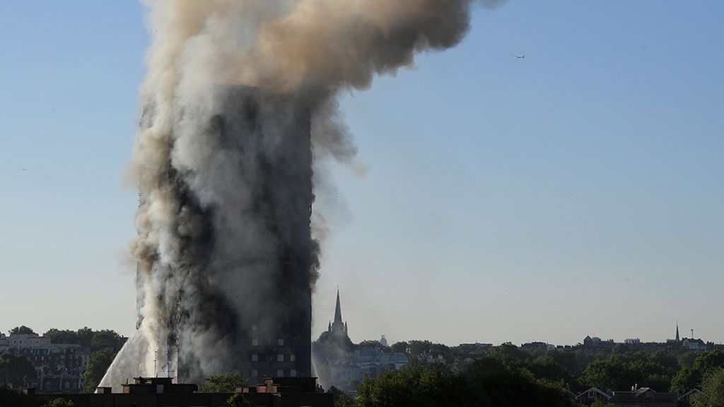 Incendio en Londres: Se desata un infierno en un bloque de viviendas