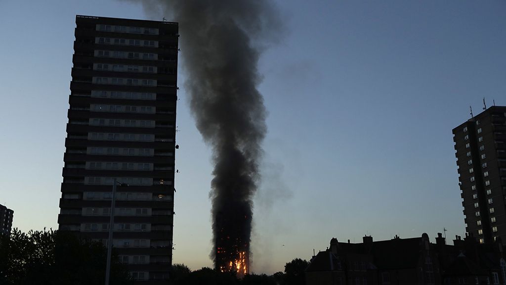 Incendio en Londres: Se desata un infierno en un bloque de viviendas