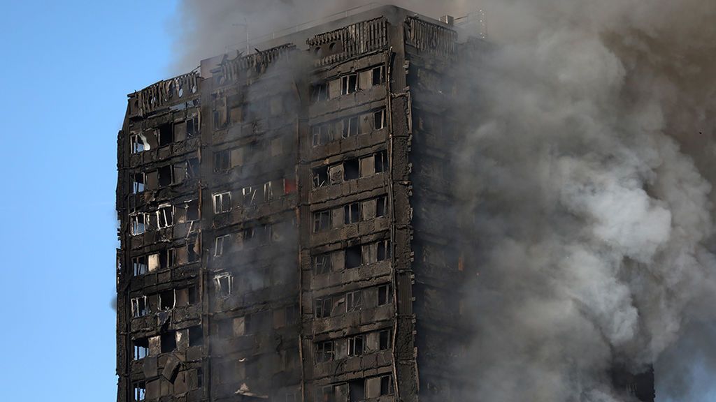 Se teme que el edificio devorado por las llamas en Londres pueda venirse abajo