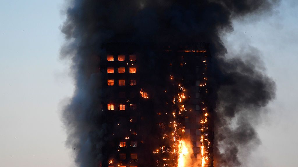 Un aterrador incendio devora un edificio de 27 plantas en Londres