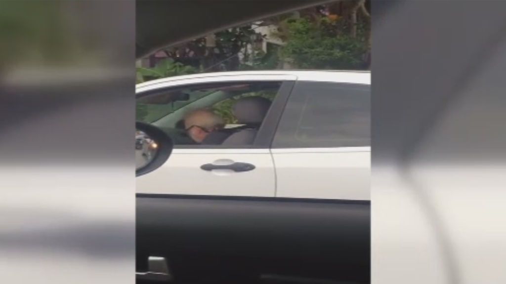 El anciano más marchoso que baila a ritmo de rock and roll en su coche, viral en la Red