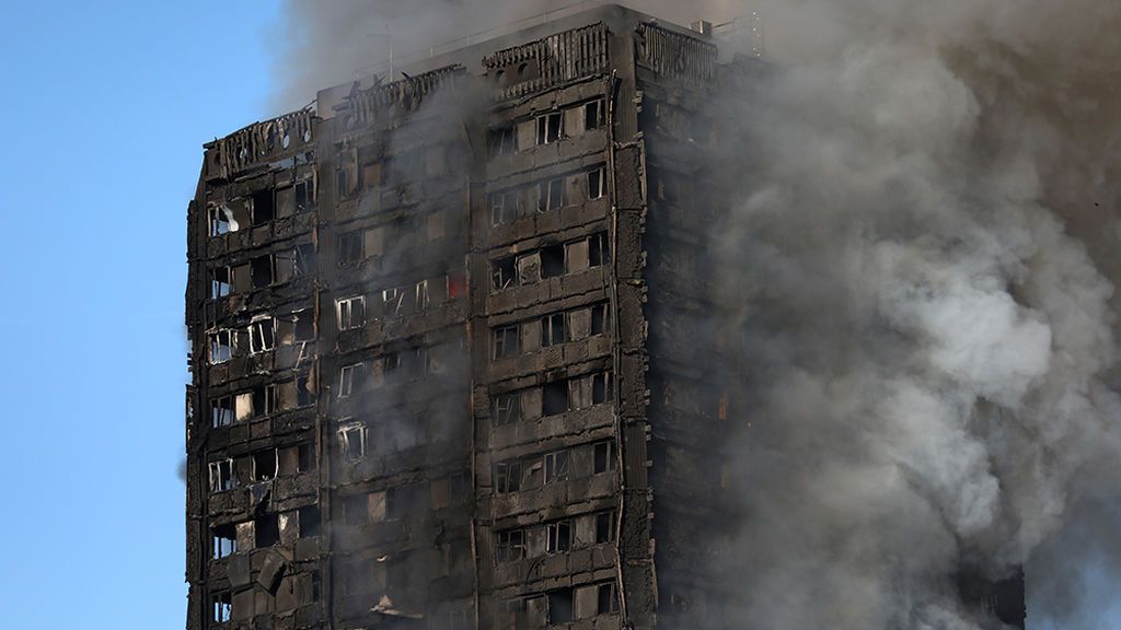 Se teme que el edificio devorado por las llamas en Londres pueda venirse abajo