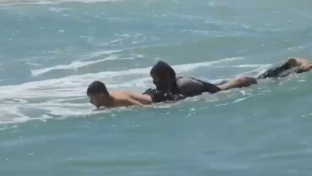 Un surfista salva a un bañista de morir ahogado en una playa de Cádiz