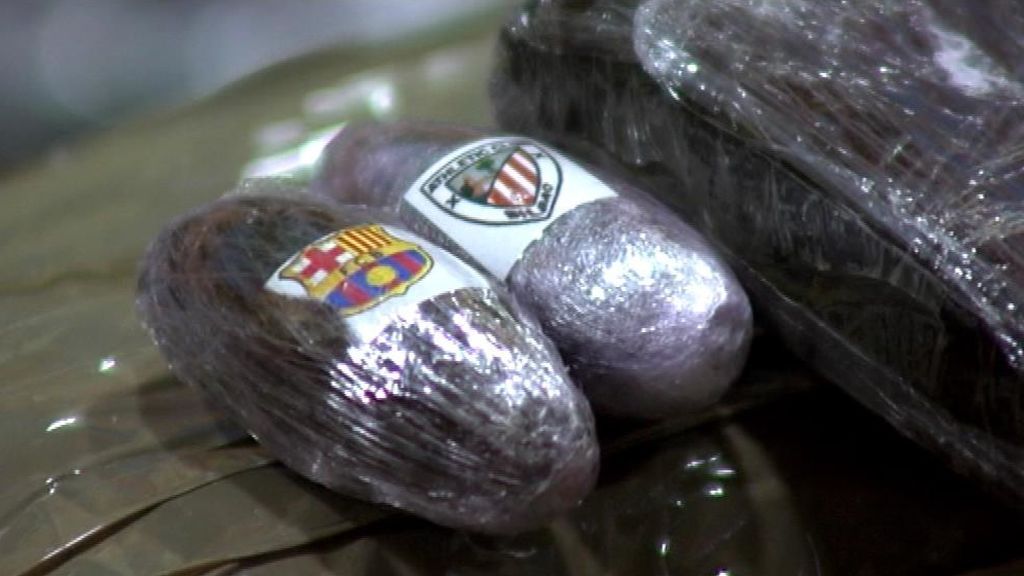 Cae una banda que clasificaba el hachís con los escudos del Real Madrid y el Barça