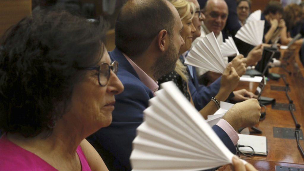 Abanicos de papel en la Asamblea madrileña en honor a las palabras del consejero de sanidad