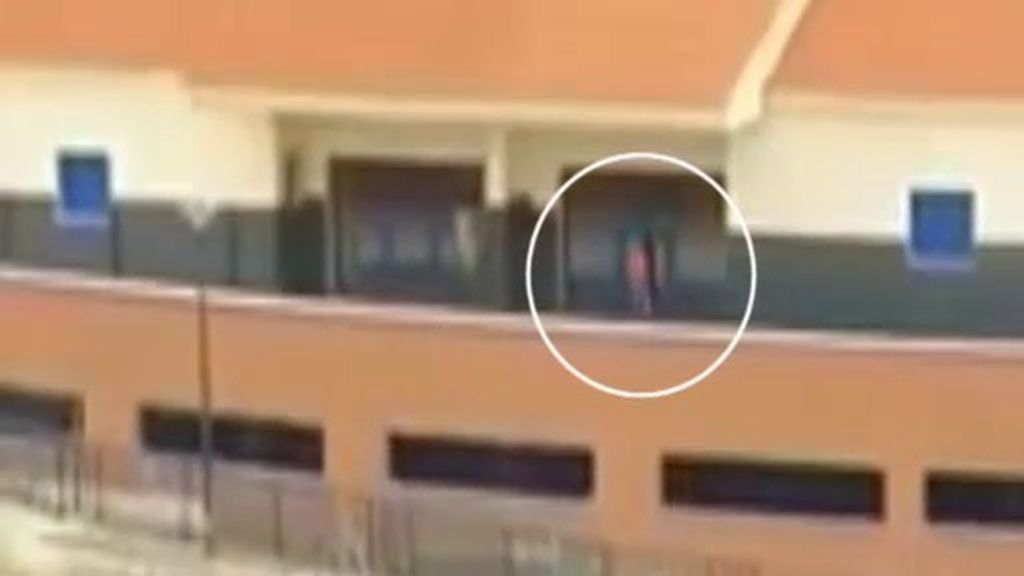 Las explicaciones del centro a las imágenes de un niño autista gritando solo en un balcón