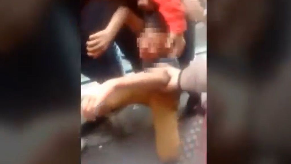 "Que se aguante": tremenda paliza en la calle a un niño de 13 años por robar un móvil