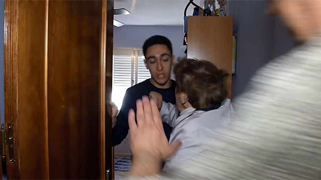La agresividad de Alejandro no conoce límites: Padres, hermano e incluso contra su abuela