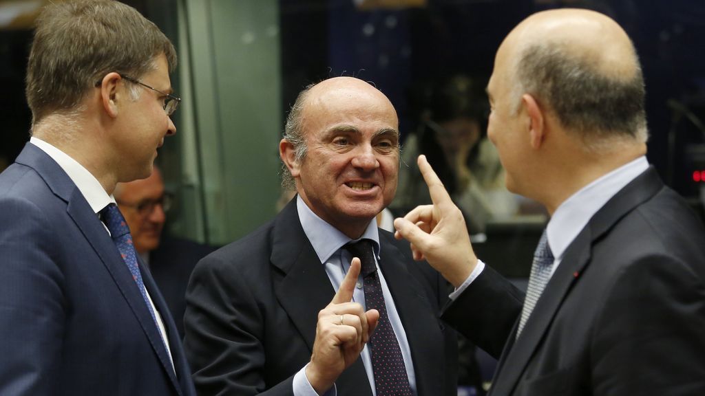 De Guindos amenaza con bloquear el pago a Grecia si se mantiene imputado a un experto español