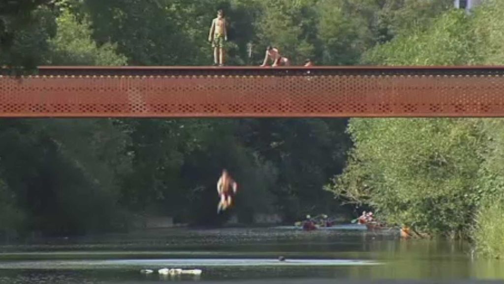 Los peligrosos saltos de los jóvenes al río Arga a pesar de su bajo caudal