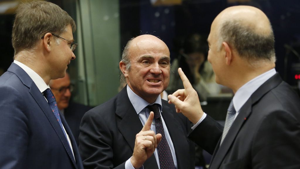 De Guindos amenaza con bloquear el pago a Grecia si se mantiene imputado a un experto español