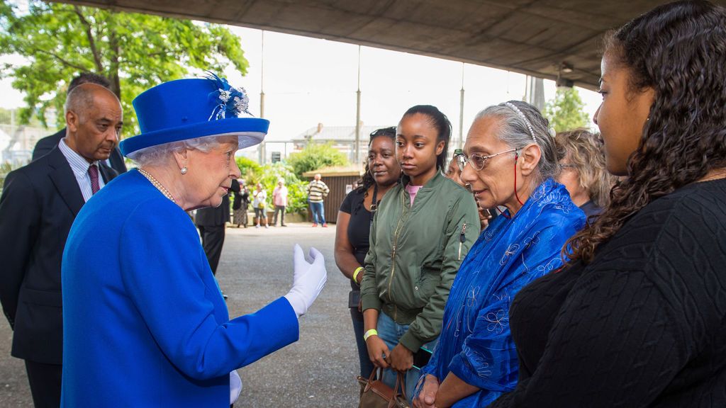 La reina Isabel II visita a los afectados del incendio de Londres