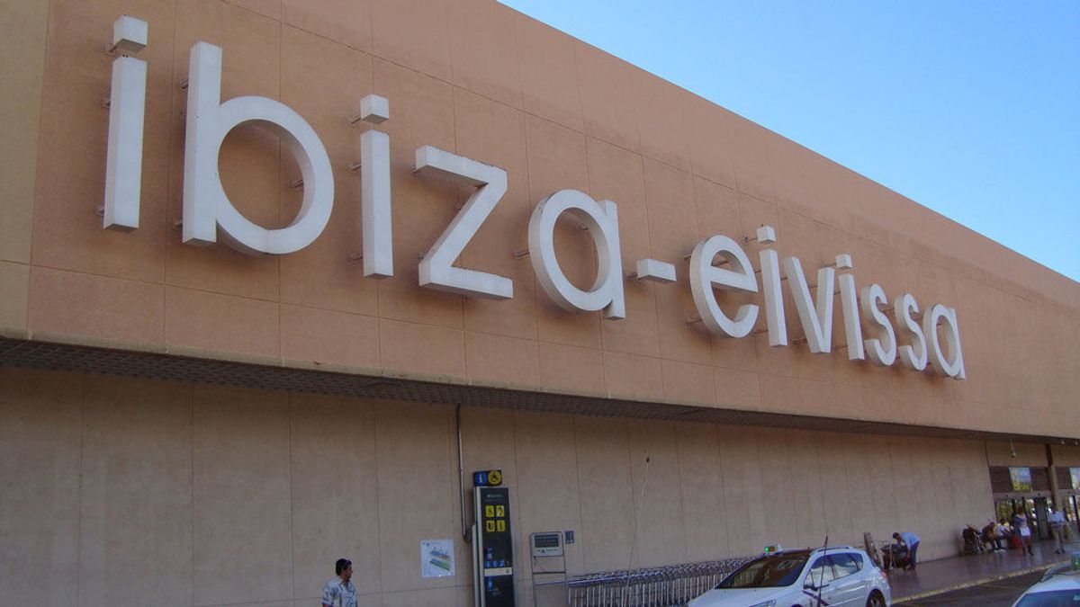 Un turista de 51 años fallece en el aeropuerto de Ibiza tras caerse cuando intentaba saltar una cadena
