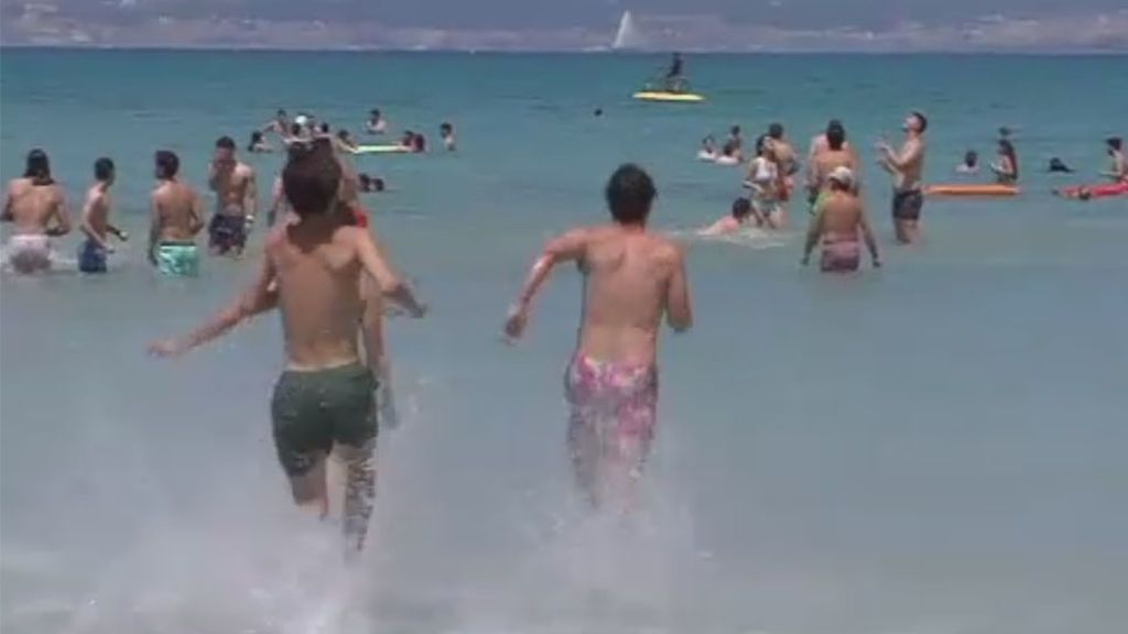 Miles de jóvenes toman las playas de Mallorca para celebrar el fin de selectividad