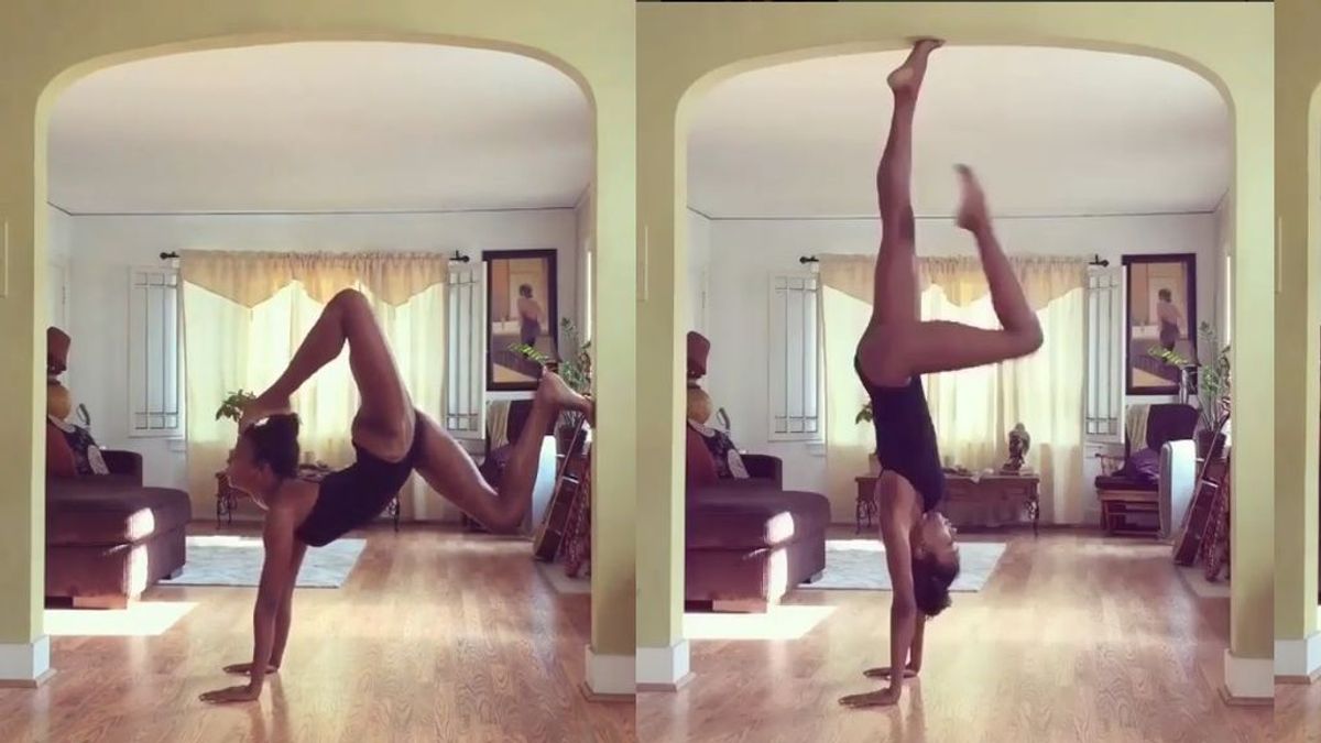 Naomi Campbell sorprende en Instagram con sus arriesgadas posturas de yoga