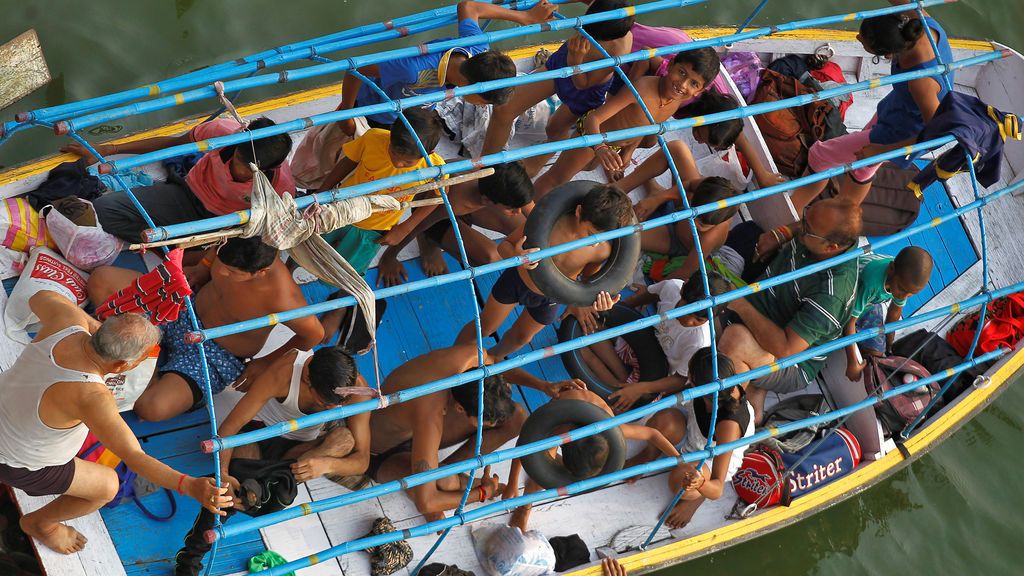 Niños aprendiendo a nadar aguas del río indio de Yamuna