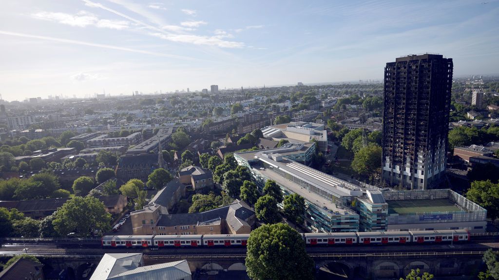 El edificio incendiado en Londres, desde el aire