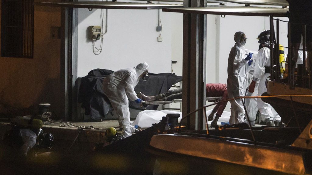 Salvamento localiza cinco cadáveres en el interior de una patera en las costas de Murcia