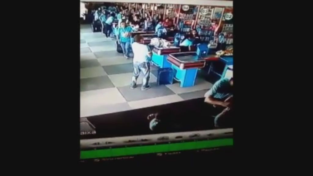 El increíble malabarismo en el supermercado que se ha vuelto viral