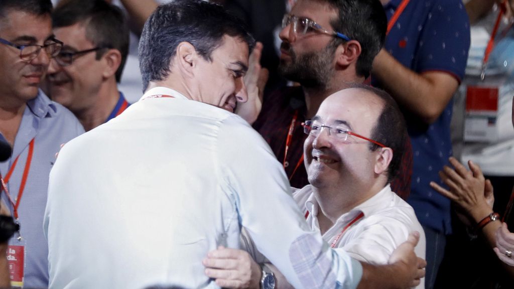 Pedro Sánchez, saluda al líder del PSC, Miquel Iceta