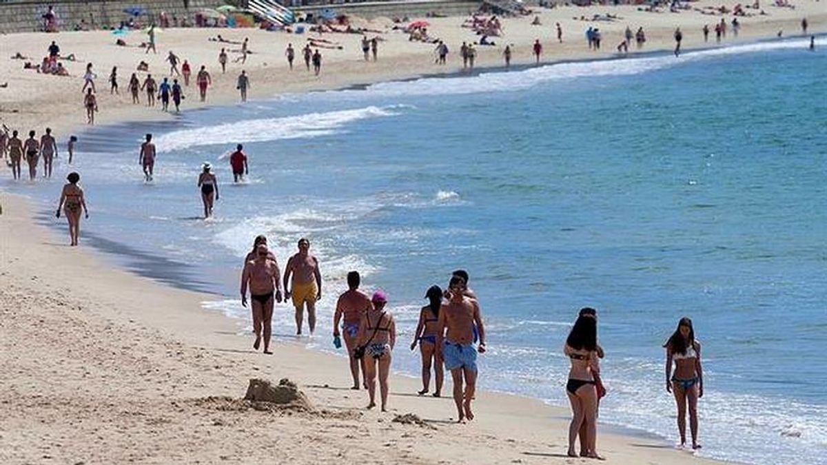 Prohíben el baño en la playa de Samil (Vigo) por un vertido de chapapote de 300 metros