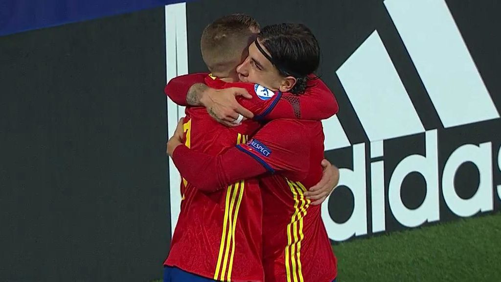 Deulofeu engaña al portero de Macedonia y marca el tercero de penalti (3-0)