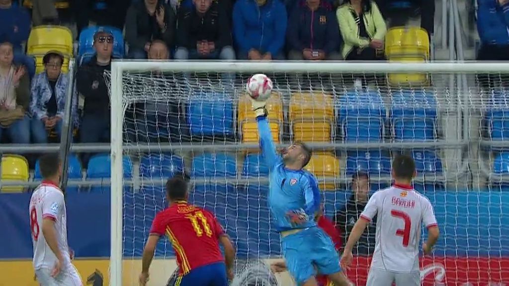 ¡Qué paradón! Aleksovski reacciona muy rápido para evitar otro gol de Asensio